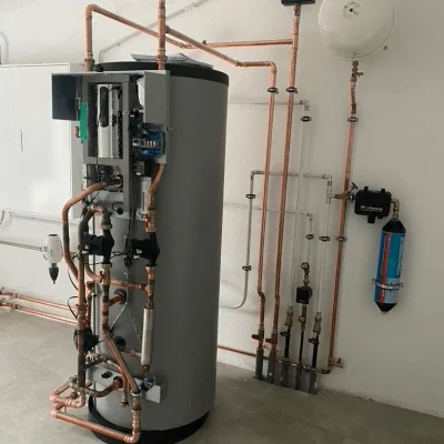 zentrale Einheit zur Warmwasserbereitung und Heizungsunterstützung